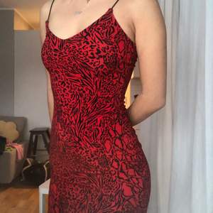Säljer nu min röda klänning som inte kommit till användning. Den är köpt från HM och är i storlek XS! Har använt den ett fåtal gånger så den är i väldigt bra skick 💓 kan både mötas upp och frakta OBS köparen står för frakt!