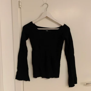Svart tröja med utsvängda armar - Varm tröja från Bik Bok i strl S med utsvängda armar. Kan göras till off-shoulder. 