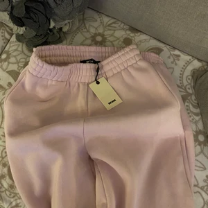 Helt nya xs byxor fron Bik Bok  - Säljer eftersom passar inte med mina andra kläder, dom är längre i ben och har töjbar midia. 299kr i affären , men säljer för 200kr😊💕