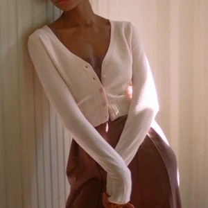 Urban outfitters chloe kofta - super söt stickad puder rosa chloe kofta från UO såå mjuk och skön!!, säljs inte längre. Fick i present förra året, men endast använd en gång. Väljer att sälja vidare för pga för liten. 😩 Nypris cirka 600 inkluderat frakt. Köparen står för frakt. 💖