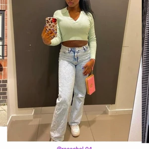 Yoko light blue mid jeans - Säljer mina jättefina yoko mid jeans då dom tyvärr är för korta , skulle säga att det passar någon mellan 1,55-1,60