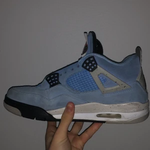 Jordan 4 - Säljer ett par Jordan 4 retro university blue då dom ej kommer till användning längre. Dom är i okej skick lite smuts på viss ställen inte super synligt men inga hål, finns dock 1 skrapmärke som ni kan se på första bilden, Det är så på båda två skorna. Orginal snören följer med (blåa) och orginal kartong (säljer bara vid bra bud) ny pris 5k (kom privat för fler bilder). (Tar trades) kom med bud