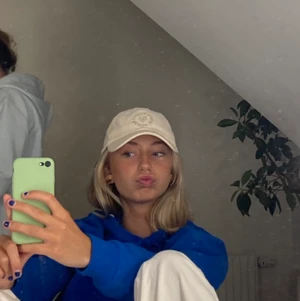 Snygg vit keps💕 - Jätte snygg vit keps som man kan spänna mer eller mindre 💕