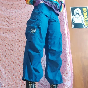 Blå tripp pants liknande hiphop byxor - Ett par jättesnygga blåa byxor, de har stora fickor på benen och små metallgrejer som det går att hänga exempelvis kedjor i! :) Märket är Anniluce och det står HipHop på ena fickan. Har även bilder på baksidan, men det går bara att lägga in 3 stycken bilder, så det e bara att DMa om ni vill veta mer/se fler bilder!        Kan mötas upp i Stockholm City. 