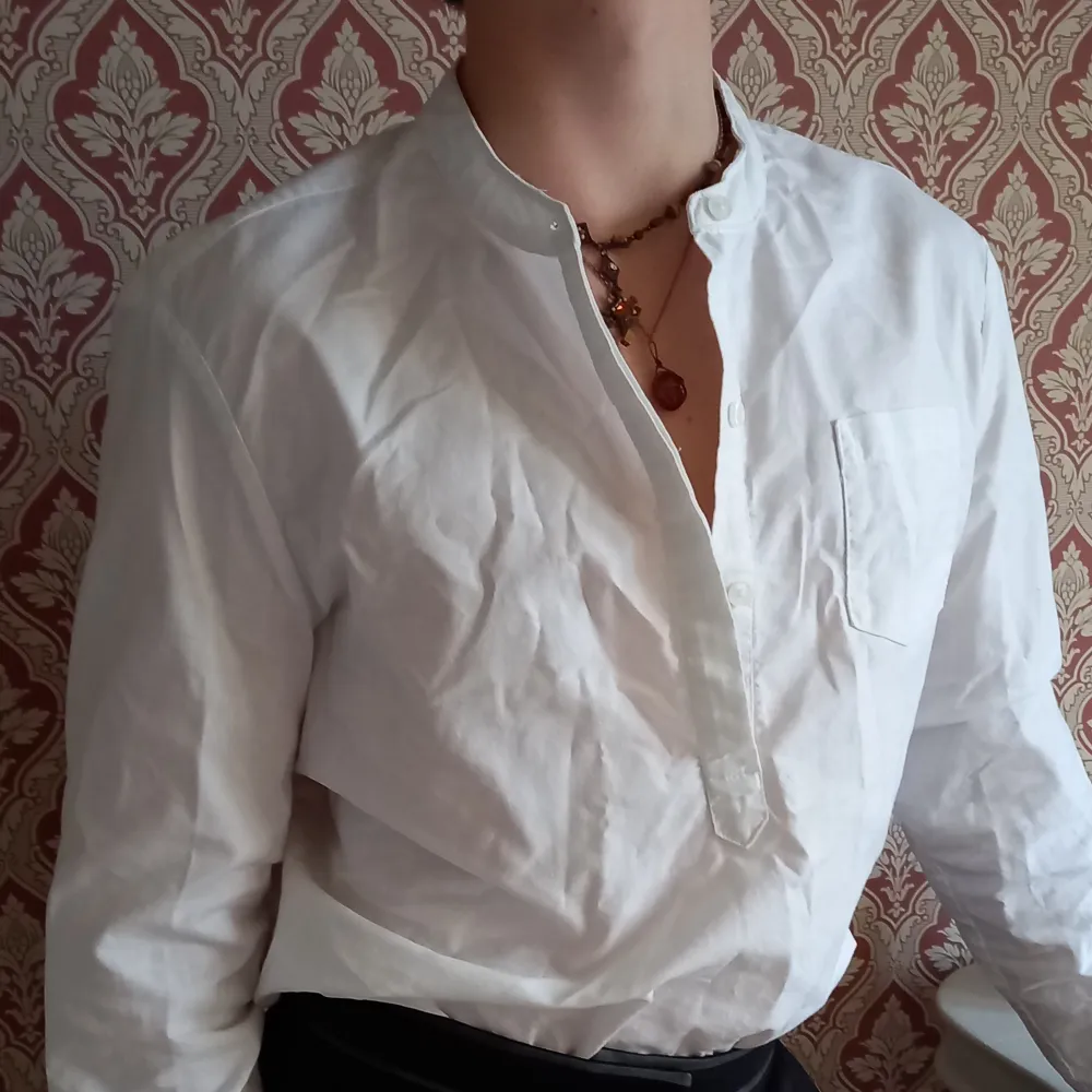Fin vit skjorta lätt att styla till både sommar och vinter.  Frakt tillkommer alltså pris+frakt🤍. Skjortor.