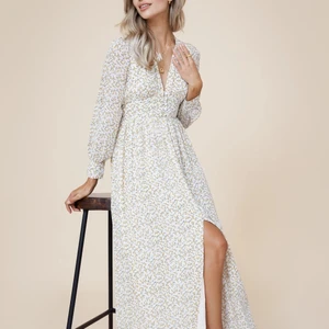 Adoore klänning - Säljer en helt ny klänning från adoore, lappar och allt är kvar!! Storlek 34💕💕 Nypris 1499kr