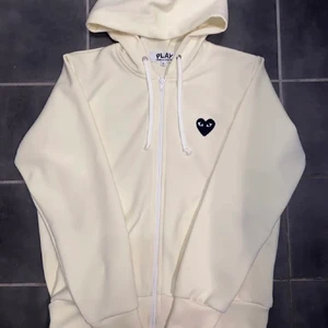 PLAY Comme des Garçons zip hoodie  - Storlek Large men är väldigt liten i storleken. Passar small perfekt. Passar också om man är mellan medium och small. Pris kan diskuteras. Skick: 9/10.  Retail: 2400kr