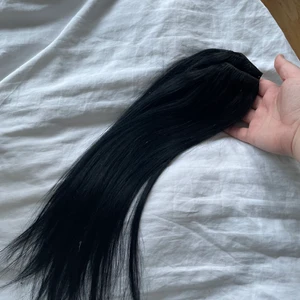Löshår från rapunzel (ÄKTA) - Svart löshår från rapunzel, köptes för någon vecka sen men håret passar inte mitt hår. Säljer vidare istället för att håret ska ligga i ett skåp. 40 CM. Säljer för 600 men vid snabb affär 500. 