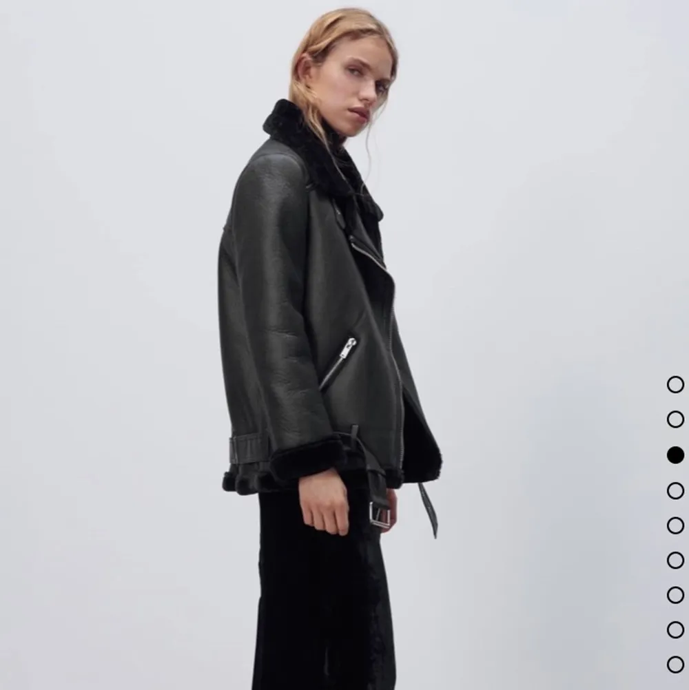Säljer nu min svarta jacka från Zara! Den är använd fåtal gånger men är som ny💕 priset kan diskuteras!. Jeans & Byxor.