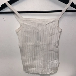 Vit ribbat linne - Vit ribbat linne, lite skrynklig på bilden pga att den legat vikt i garderoben