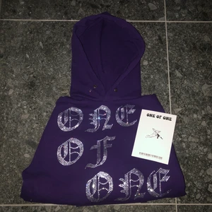 One Of One - One Of One OG Purple. Hoodien är limited edition och kommer ej att släppas mer. Väldigt fin kvalité och använd endast en gång! Säljer den PGA den är för liten för mig. Kostade 1000kr vid släpp.