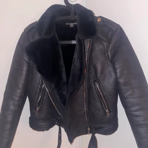 Svart Jacka  - Använd några fåtal gånger, i skick!