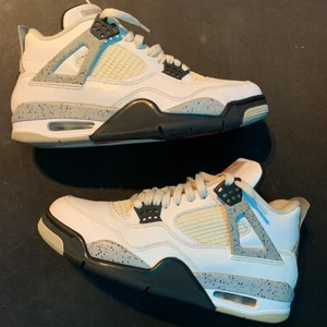 ❌SÅLD Air Jordan 4 Retro ”White Cement” - ❌SÅLD 9/10 Condition, EU 41, US 8, 26 cm. Säljer eftersom dom är för små för mig. Om ni ser samma annons på @ekbladhjonathan ’s plick är det för vi samarbetar.