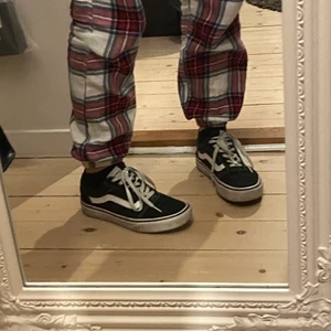 Vans skor - Säljer mina vans skor. Dom är använda och det syns en del men det gör att tvätta så blir dom typ som nya. Skriv om du vill ha fler bilder eller om du har någon fråga! Vill helst mötas upp i Linköping men går inte det står köparen för frakt :)