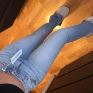 Jeans - Snygga jeans helt nya lapp på, sälj pga kommer ej till användning. Slutsålda jeans som har slits på sidorna.💞💞