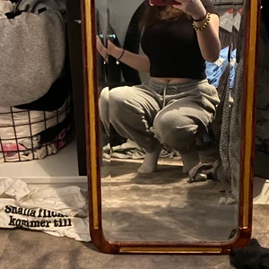 Grå mjukis  - Par mjukis från monki, använder typp värkligen aldrig ligger bara i garderoben, köppta för 250 säljer för 100