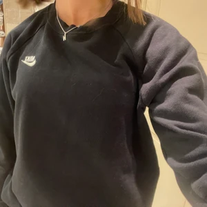 Svart niketröja  - Säljer denna svarta niketröja som är jätte skön. Kommer aldrig till användning och är i jätte bra skick!!! Kom privat för fler bilder!! Kan både användas som träningströja och vardagströja!! Nypris: 480kr säljer för: 150kr +frakt🥰🥰