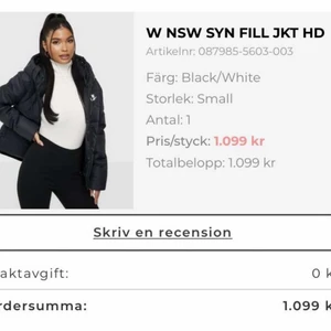 Nike jacka  - Varm dunjacka med luva och fickor. Endast använt ett fåtal gånger. Köpt för 1099 och säljer för 700. Skriv för mer information🤍