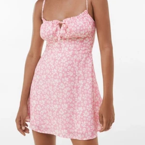 Söt rosa klänning  - Söt rosa vit mönstrad klänning från bershka, storlek M men sitter mer som s. Endast använd två gånger. Köparen står för frakten! 60kr+frakt💗💗