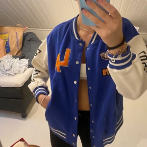 Baseballjacka/kofta - Slutsåld blå baseball jacka/kofta från hm i storlek M, endast testad! Köparen står för frakten. 160kr + frakt!💙💙