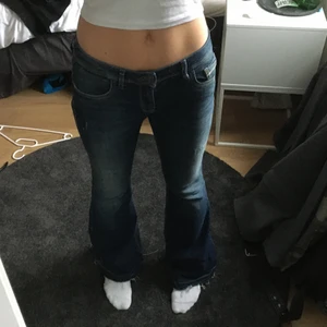 Lågmidjade jeans - Intressekoll på dessa lågmidjade jeans, köpta secondhand!!