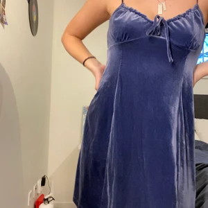 Så fin sammetsklänning - Perfekt till fest💗 Endast använd en gång. Skit snygg vid bysten med snören som går att knyta. Slutar typ 5cm ovanför knäna på mig som är 162! 