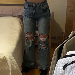 raka jeans - Säljer dessa jättefina raka jeans i storlek S som tyvärr inte kommer till användning. Aldrig använt, nypris 280 kr, säljer dom för 160 kr + frakt💞