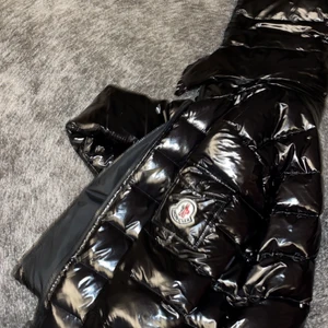 Moncler jacka strl S/Xs - Tjejmodel äkta. Inga kvitton priset diskuterbart.