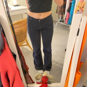 Mörkblåa manchesterbyxor  - Sjukt fina wide/bootcut Manchester byxor från Brandy💗 low wasited och lite (nån cm) långa på mig som är 162 de passar perfekt när jag har skor🥰 