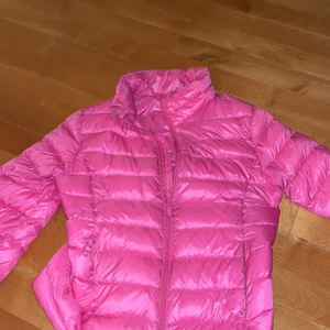 Rosa jacka  - En rosa jacka från Cubus  som är i väl skick, använd fåtal gånger. Det enda är fläcken som är vid armen 