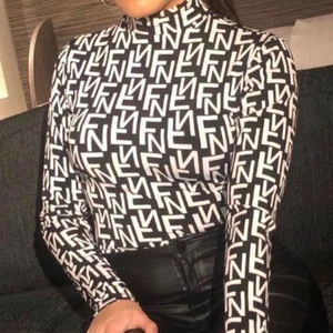 Fashionnova bodysuit ✨ - Superfin bodysuit från Fashionnova storlek S❣️använd 1 gång 