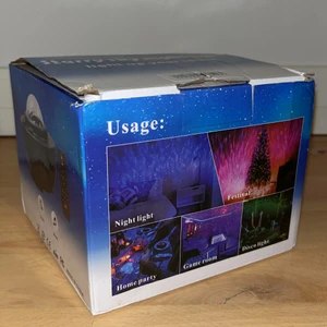 Stjärnlampa  - En stjärnlampa inbyggd med högtalare, använd endast 1 gång. Har kvar instruktioner! Man får med kontroll, själva lampan och en manual + förpackningen 