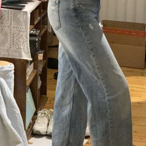 Zara jeans blåa - Säljer mina jeans från zara storlek 34. Är I fint skick