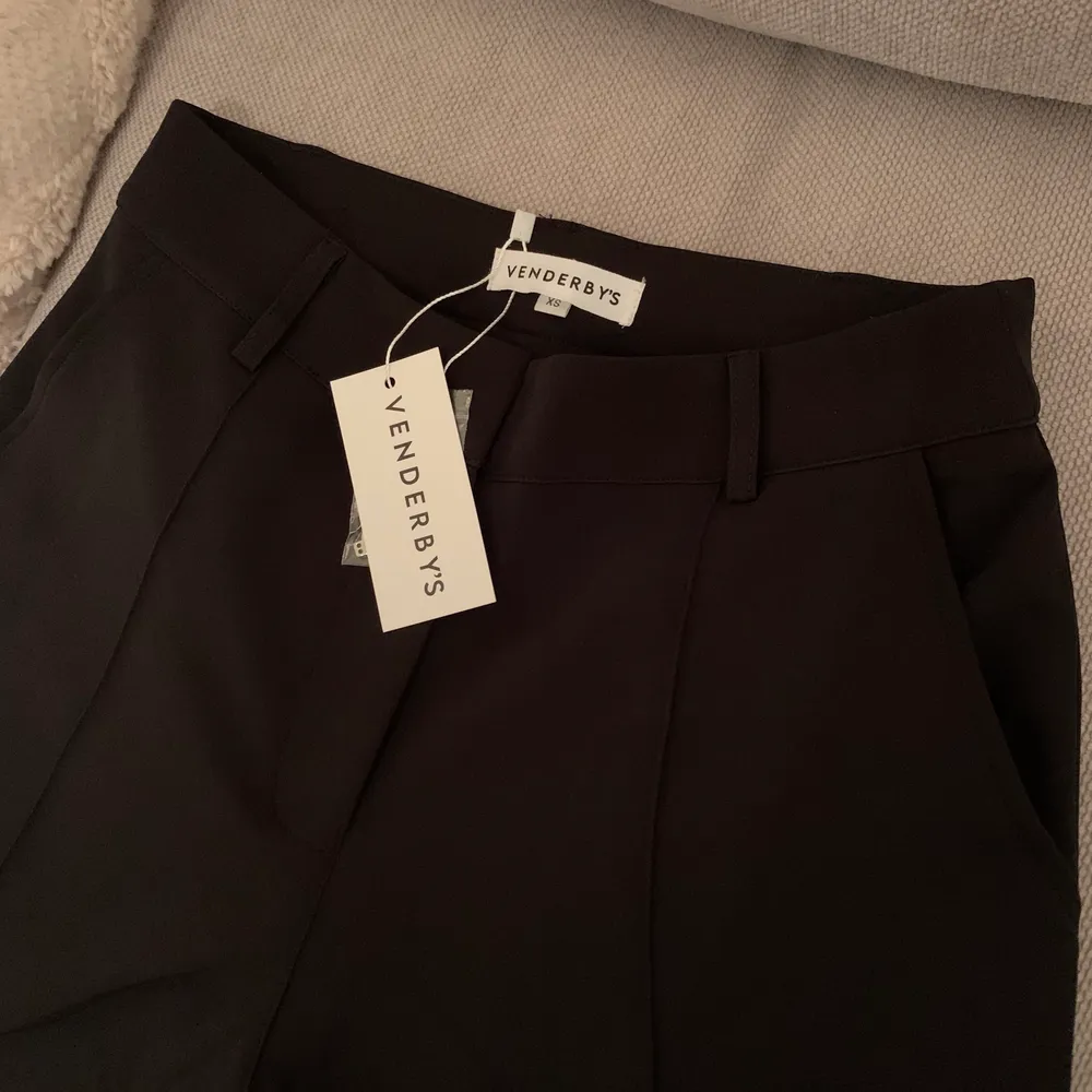 SUPERfina svarta kostymbyxor från Venderbys i storlek XS. Helt oanvända, lapp kvar. Nypris 399 danska DKK (vilket är 550kr). Säljer pga köpte två storlekar i samma färg!. Jeans & Byxor.