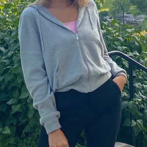 Stickad hoodie/kofta - Stickad hoodie från HM. Strl M. Använd men i fint skick. 