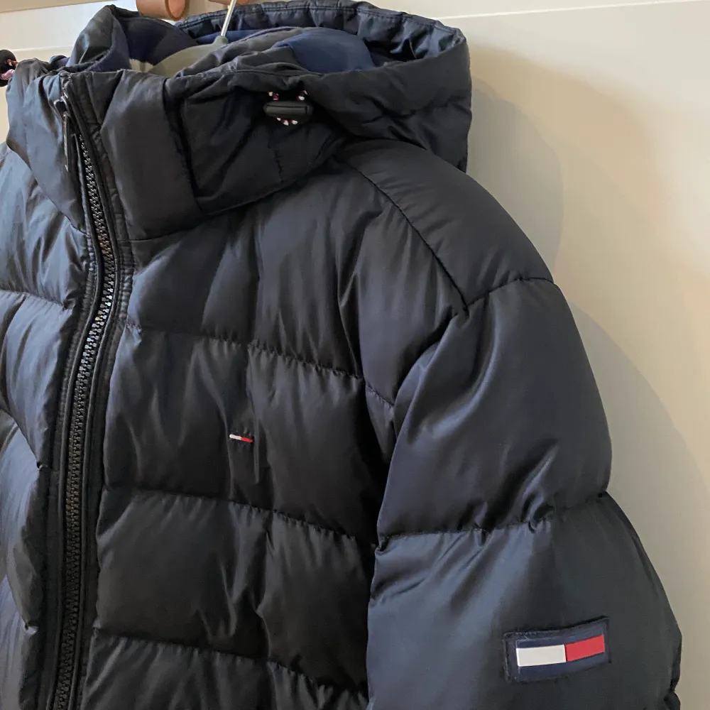 En marinblå dunjacka i fint skick från Tommy hilfiger!. Jackor.