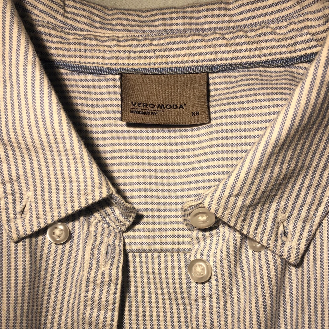 Vit och blå randig skjorta  - 90