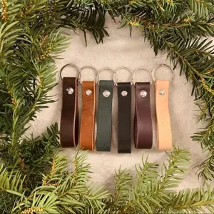 Vi säljer stilrena, hållbara och miljövänliga nyckelringar i naturgarvat läder! Perfekt personlig julklapp eller present till någon du tycker om. Du kan även välja ett ord/namn som vi stämplar in! Färger som finns: Svart, beige, ljusbrunt, mörkbrunt, mörkgrön, mörkblå och mörklila!  
