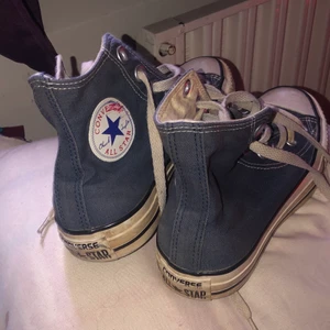 Blue converse  - Blå converce jätte fina använt 1 gång köpde nåra dar sen.❤️