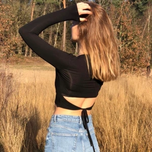 Tröja med knyte i ryggen - Super fin tröja med en öppning i ryggen💕aldrig använd pga inte riktigt min stil