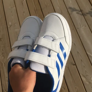 Adidas  - Ett par snygga adidas skor som är helt oanvända skorna är köpta för 400kr! Utgångspriset är 170kr och kan diskuteras skorna har storlek 36 och är som sagt helt oanvända. Skorna finns i Eskilstuna och vid intresse kan jag skicka fler bilder privat!!!👍🏼