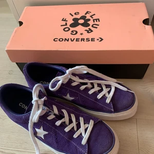 Mörklila Converse One Star Platform  - Mörklila Converse One Star Platform i strl 38! Väldigt bra skick då de endast är använda fåtal gånger, en liten slitning på ena skon men annars fräscha! Nypris 800 kr!