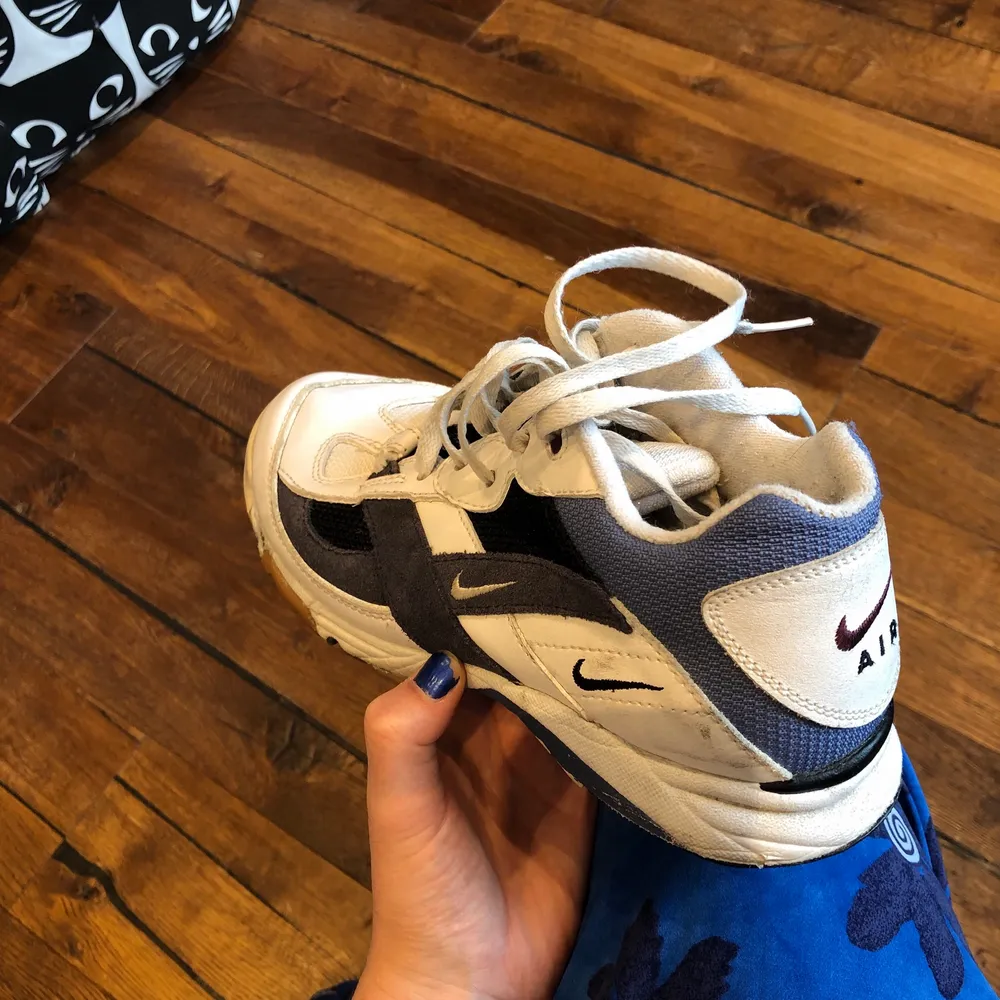 Såå coola retro Nike sneakers köpta second hand. Hade använt varje dag om de inte vore för små! Bra skick även om de är smått slitna på sina ställen. US 9 UK 6.5 CM 26. Frakt ingår, kan även mötas upp i Göteborg. Skor.