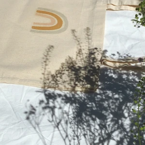 Totebag  - Tygpåsar med tryck som finns flera exemplar. Kan tvättas upp till 40-60 grader i tvättmaskin får ej tvättas för hand. Hållbara och miljövänliga gjorda utav 100% bomull. Dom görs för hand med värmepress. 70kr + frakt 💗