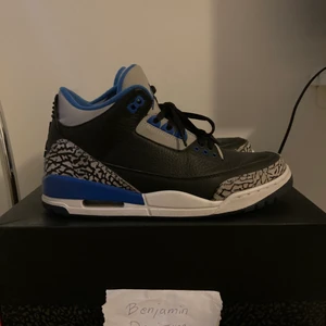 Jordan 3 sport blue  - Jordan 3 sport blue size 41. Cond: 9/10. Bud: 1500kr Köp nu: 1800kr. Väldigt lite använda. Fräscha par skor. 
