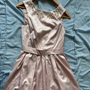Säljer min fav klänning som blivit för liten för mig 🌹 Satin, ärmlös med pärlor! använd En gång ♥️ som ny! den är lite baby-rosa irl 💕