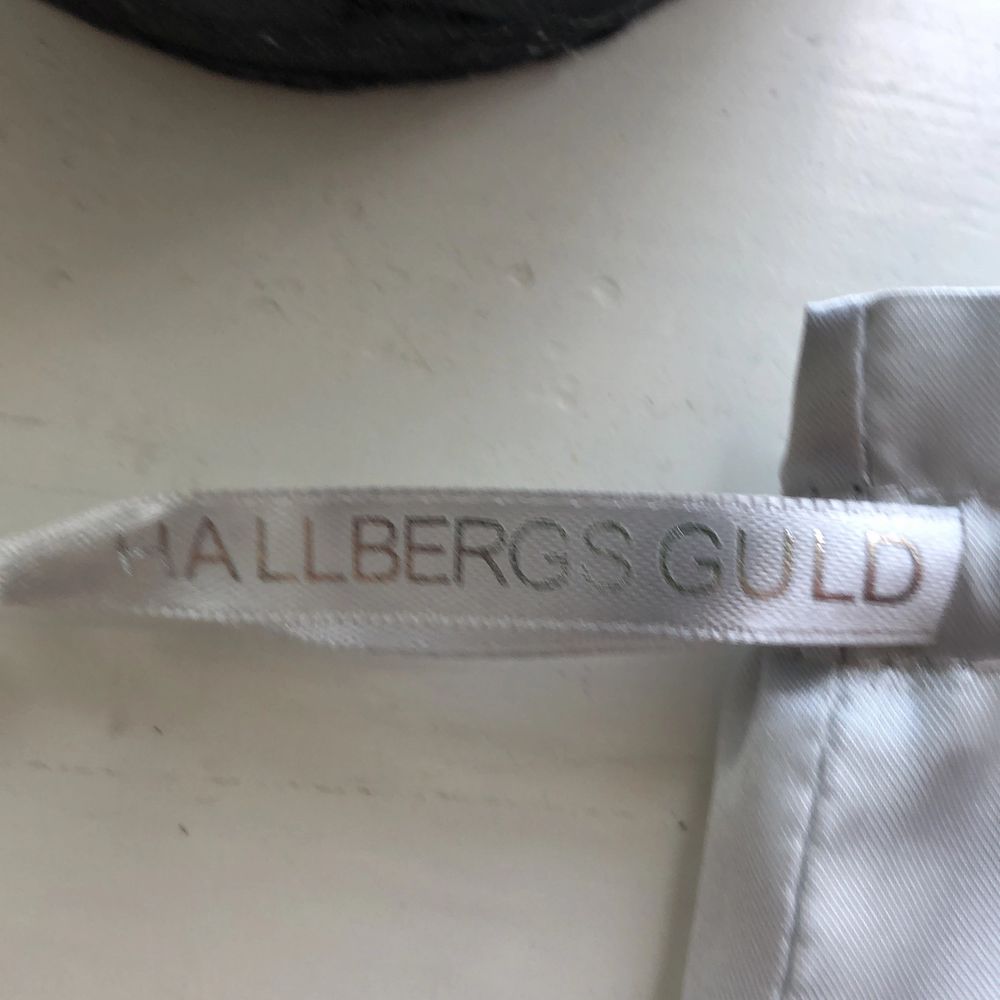 Ett par silvriga loops från Hallbergs guld vill se om någon är intresserad köpta för ~150kr ungefär. Accessoarer.