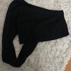 Off shouldertröja - Svart Off shoulder tröja från boohoo som jag inte använder. storlek 34 och säljer för 30kr