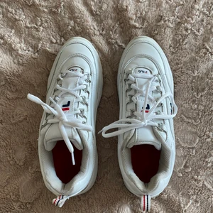 Fila skor - Ett par fila skor, som är använda två gånger. Jätte bra skick! Skorna är i storlek 41 men väldigt små så funkar även för dom som har 39-40.