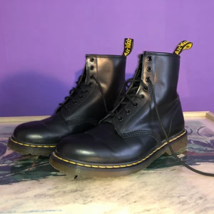 Dr. Martens str 43 - Nästan helt nya Dr. Martens, använda 2 gånger utomhus för att provgå, tyvärr var dem lite för stora. 
